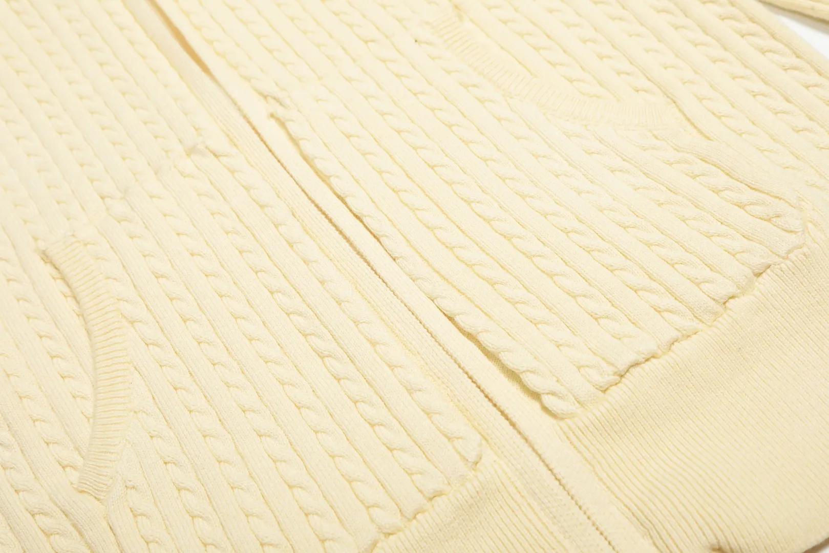 P310 Top quality" Style number: DS501# (not off the shelves all year round) [Ralph Lauren small twist solid color pony embroidered logo full zipper hooded jacket] ✅Ralph Lauren old money style classic basic versatile goddess style small twist zipper hooded jacket ✅Main supplier platform live broadcast Wholesale entity Replenish when out of stock Not off the shelf ✅ZP quality 1:1 version Scan the code to enter the GF website Counter quality ✅Customized zipper color is the same The full zipper stitching hood is very complicated. The small twist process takes a long time and the cost is extremely high. ✅The quality of the details is the only one in Guangzhou. Imported quality cotton yarn, focusing on high-end, cost-effective, good quality. Needless to say, the goddess’s upper body is really amazing, so sweet, so beautiful. This coat is really good-looking. Navy blue, apricot, pink, yellow, purple, light blue, Chinese red